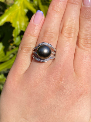 18K gold Tahitian pearl and diamond ring.