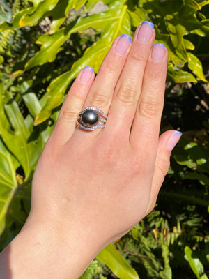 18K gold Tahitian pearl and diamond ring.