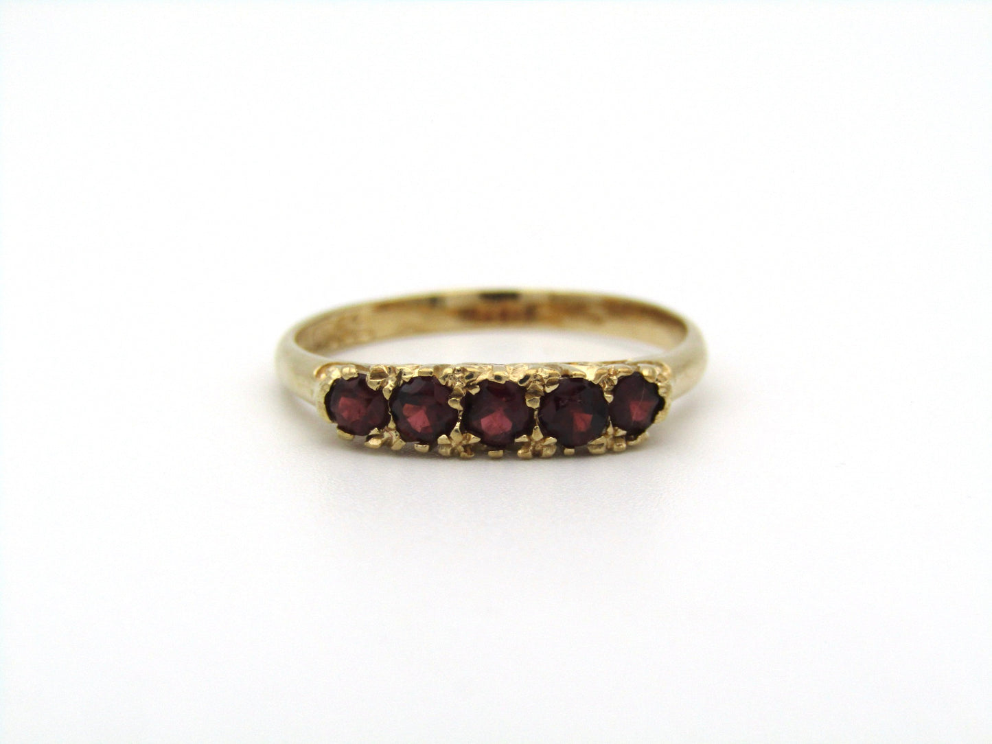 9K gold garnet ring.