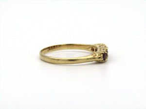 9K gold garnet ring.