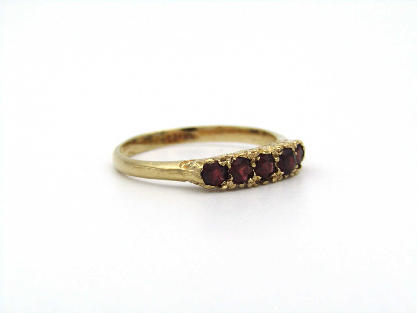 9K gold garnet ring.