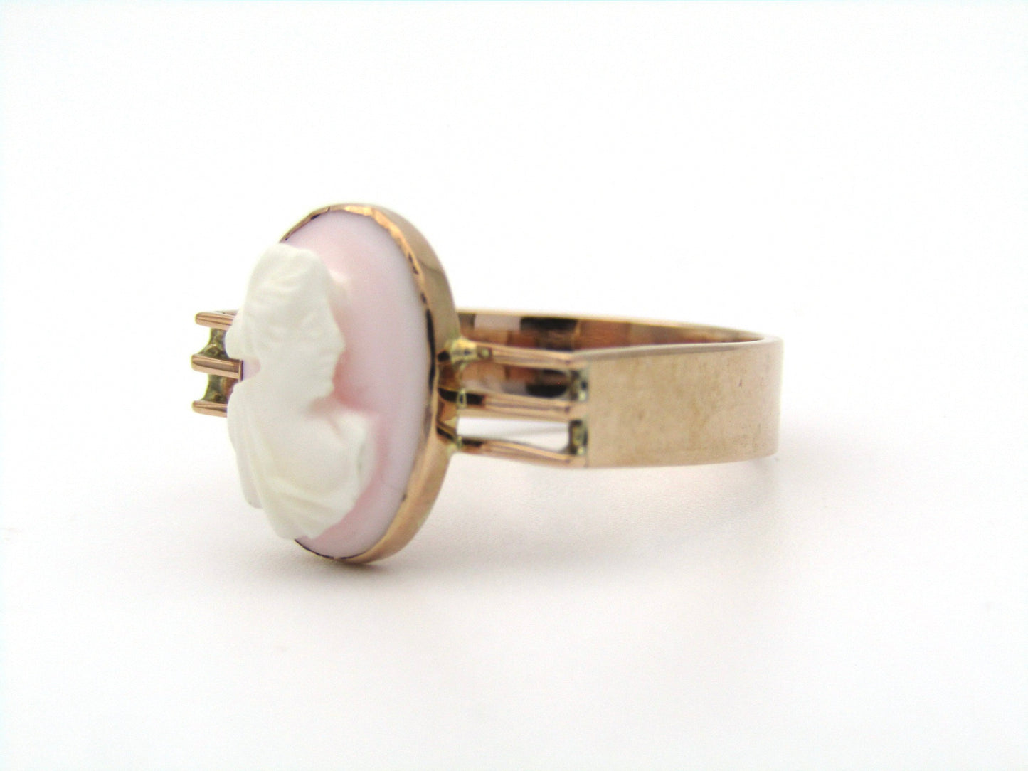 9K gold cameo ring.