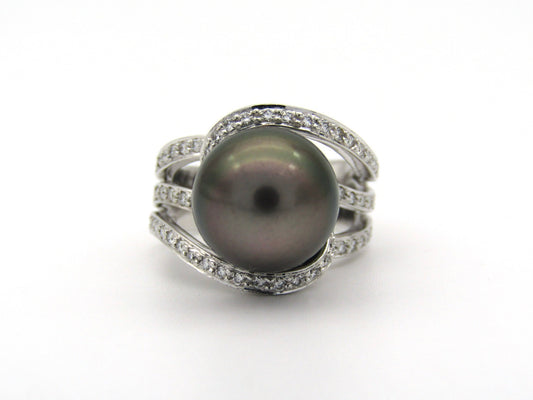 18K gold Tahitian pearl and diamond ring.