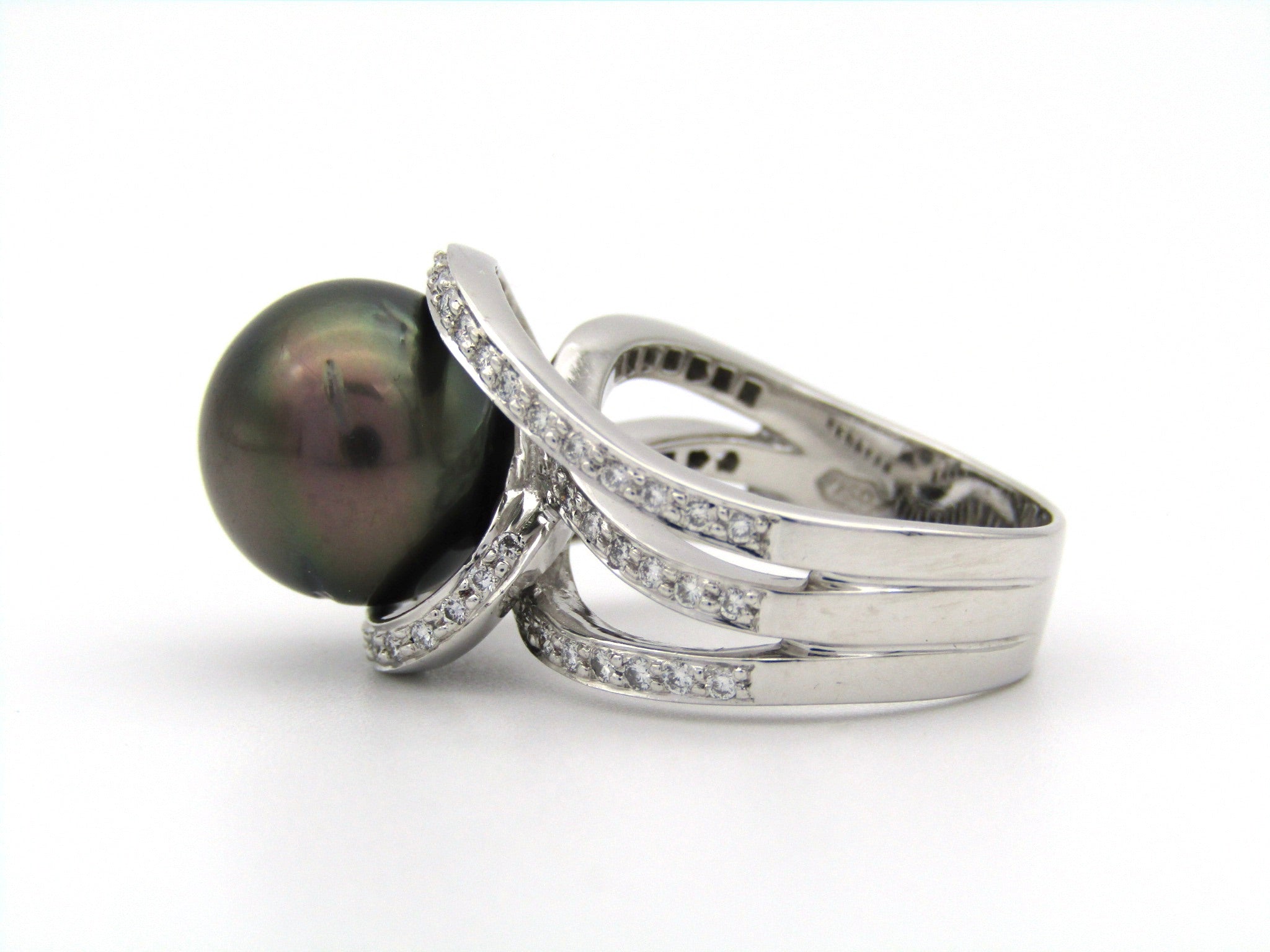 18K gold Tahitian pearl and diamond ring.