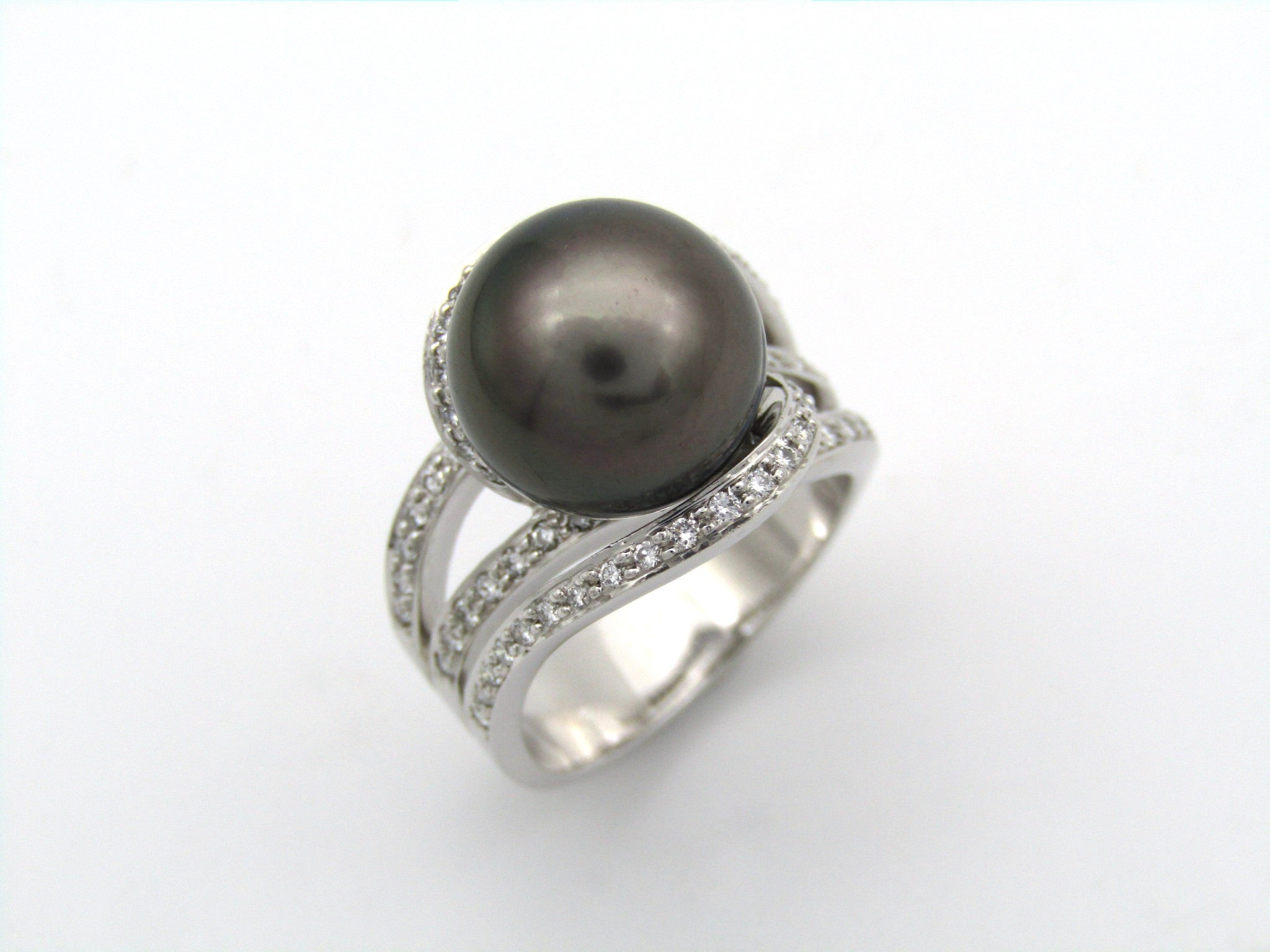 18K gold Tahitian pearl and diamond ring.