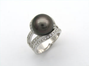 18K gold Tahitian pearl and diamond ring.