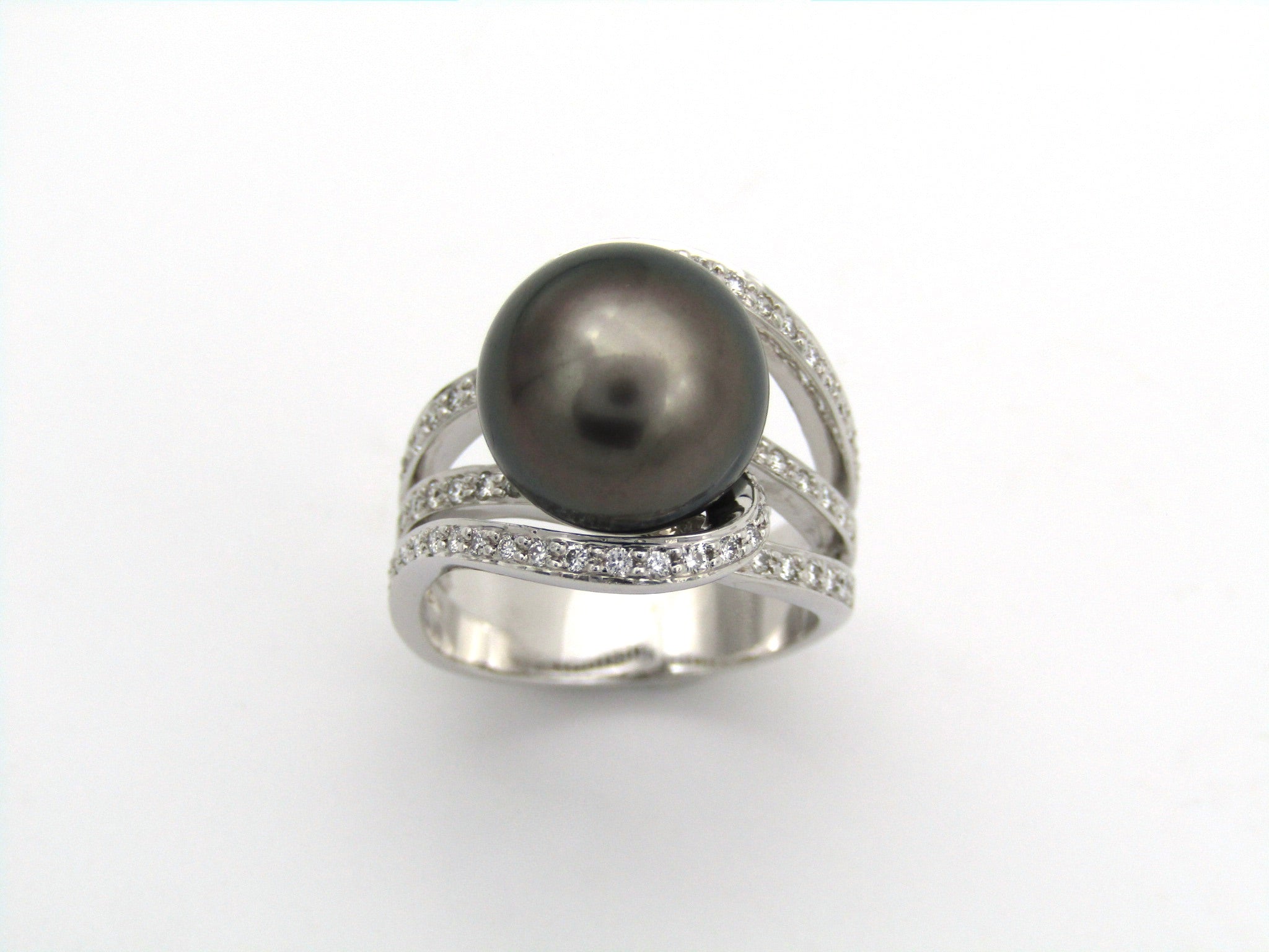 18K gold Tahitian pearl and diamond ring.