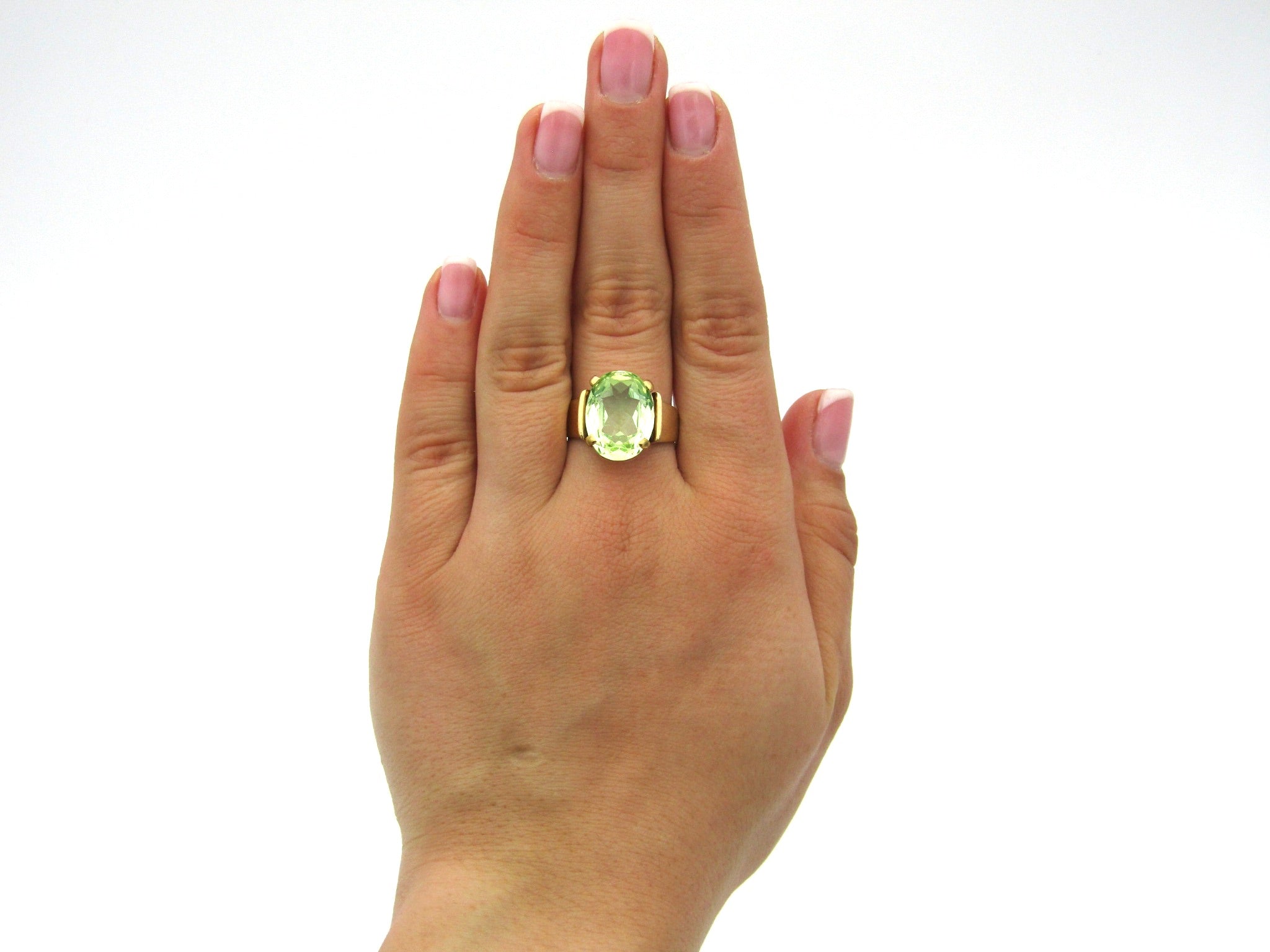 9K gold synthetic spinel ring.