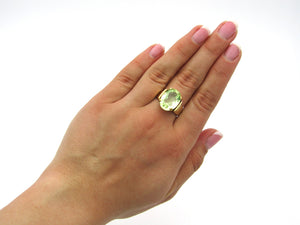 9K gold synthetic spinel ring.