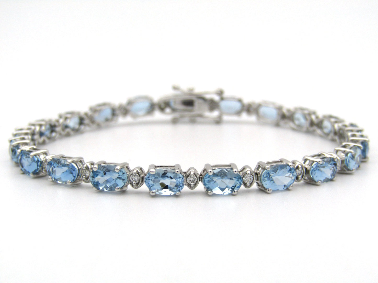 18K gold 8.67 carat aquamarine and diamond bracelet by Browns.