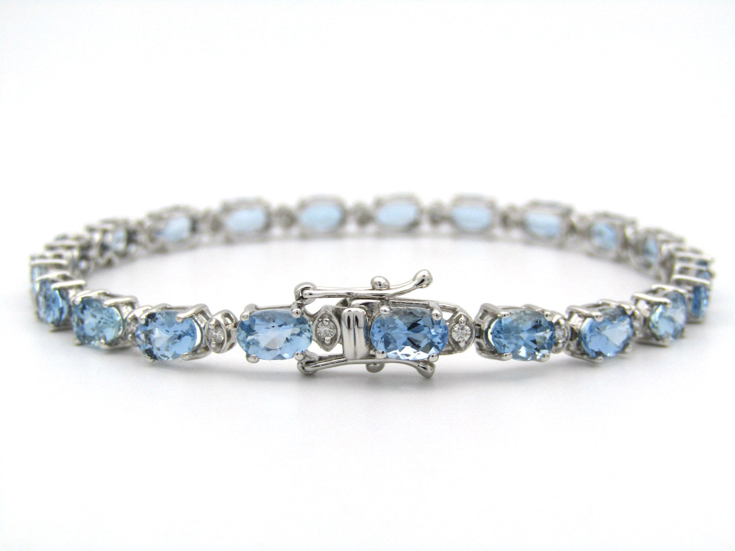 18K gold 8.67 carat aquamarine and diamond bracelet by Browns.