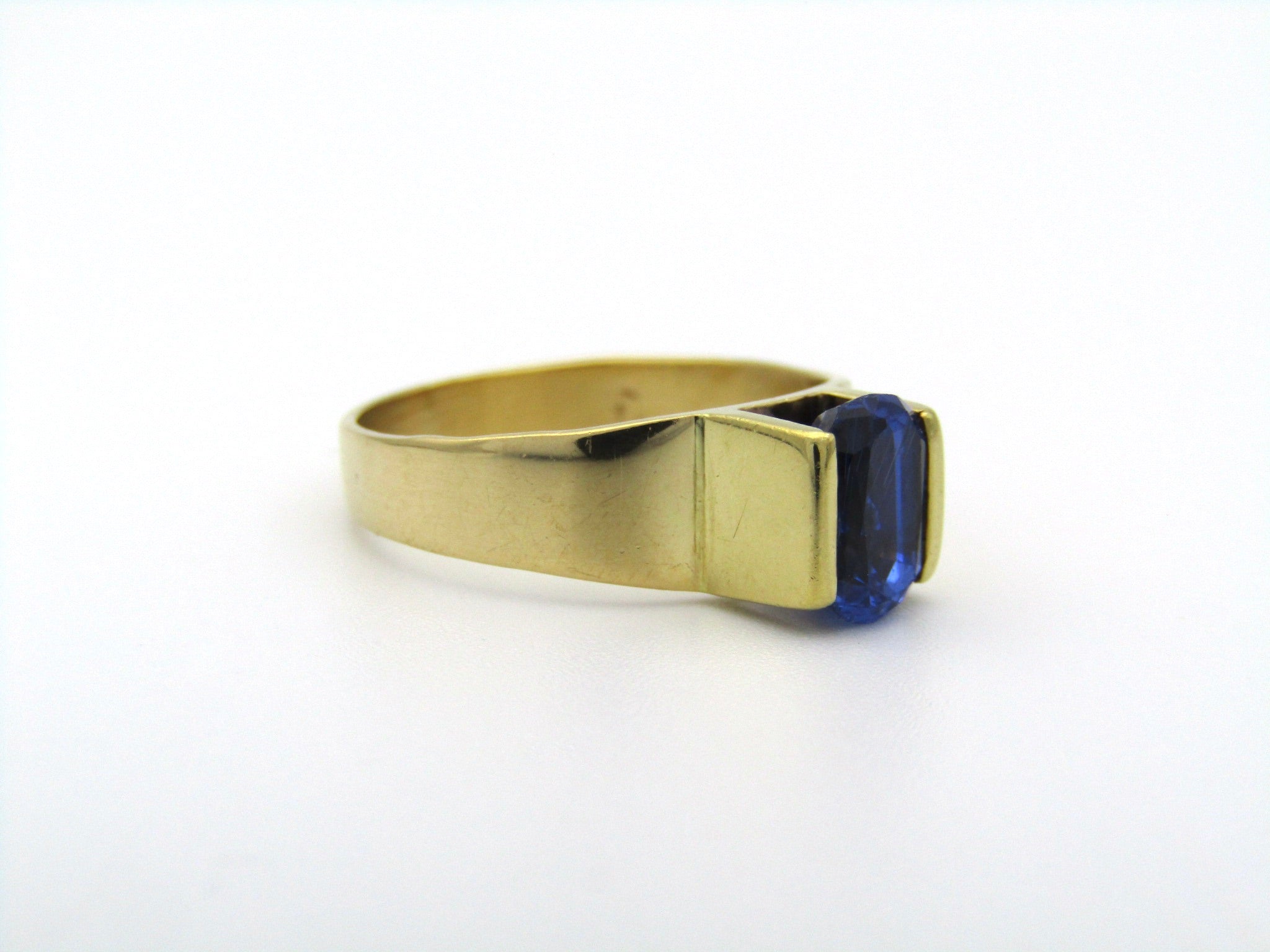 18K gold sapphire ring by Erich Frey.