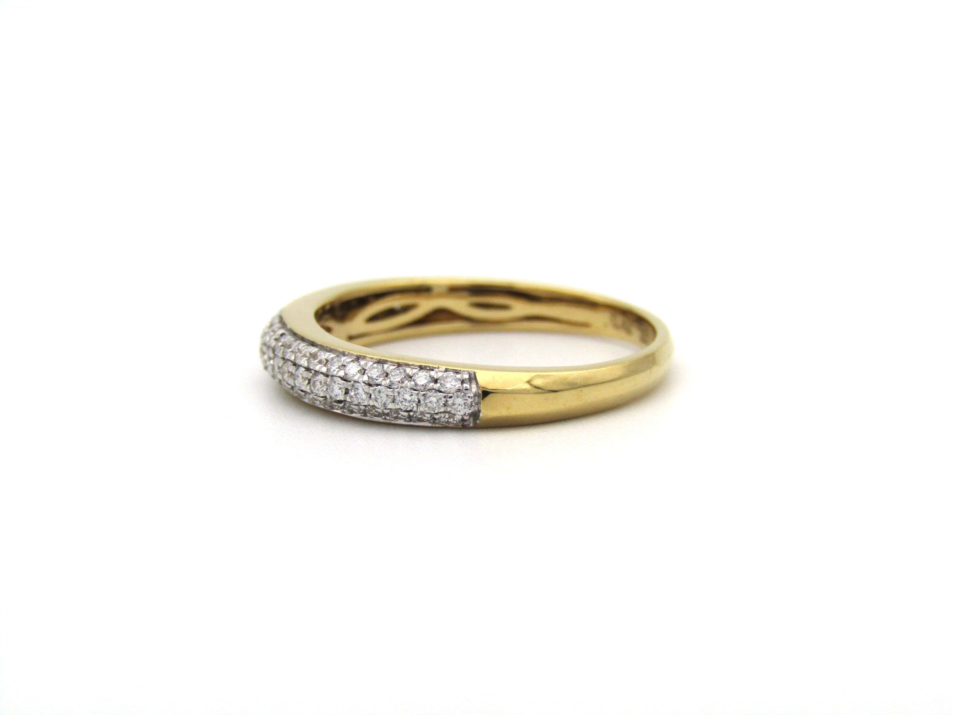 18K gold pavé diamond ring.