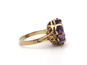 9K gold synthetic colour-change sapphire ring.