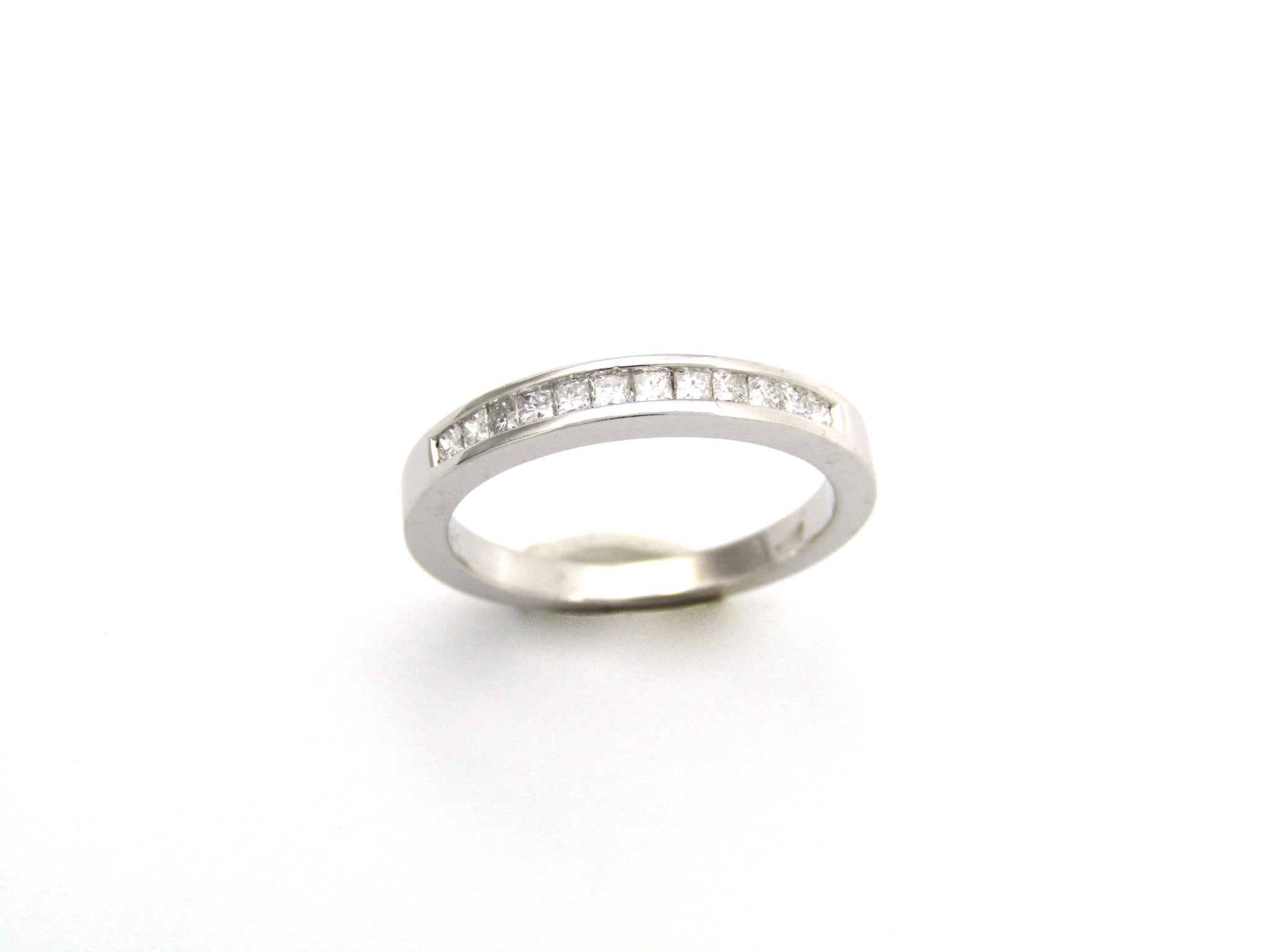 18K gold half eternity-diamond ring.